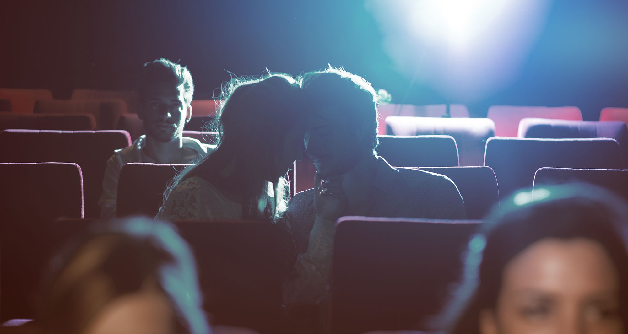 Paar küsst sich im Kino