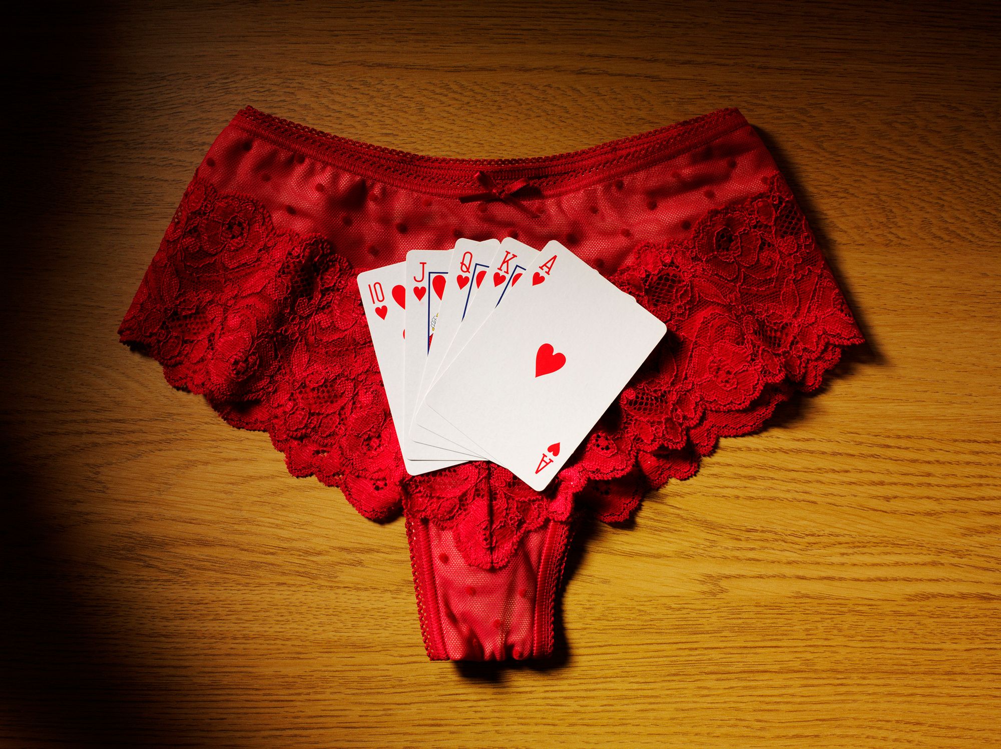 rote Panty, auf der Spielkarten liegen