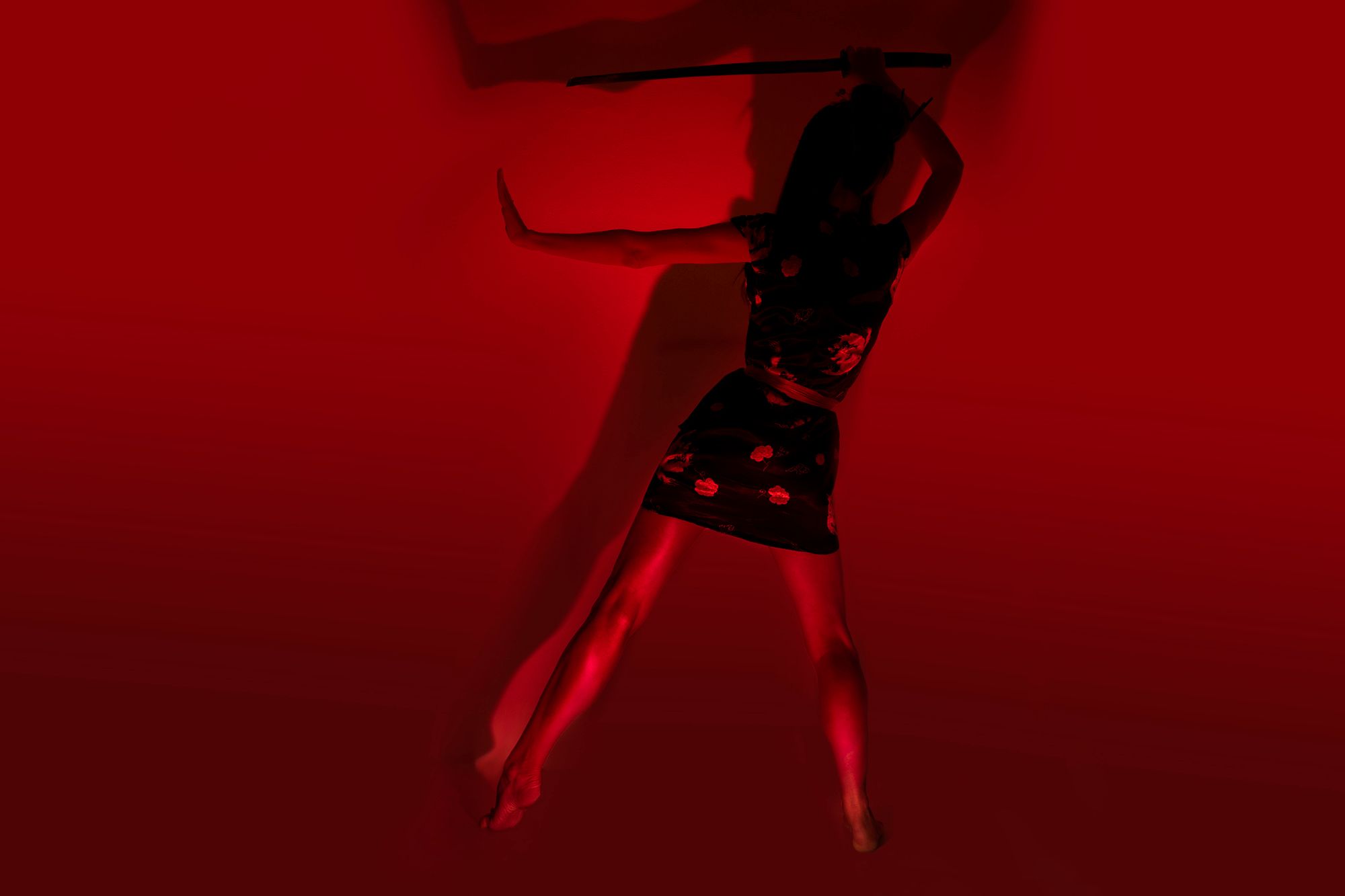 Frau im Kleid und Peitsche auf rotem Hintergrund