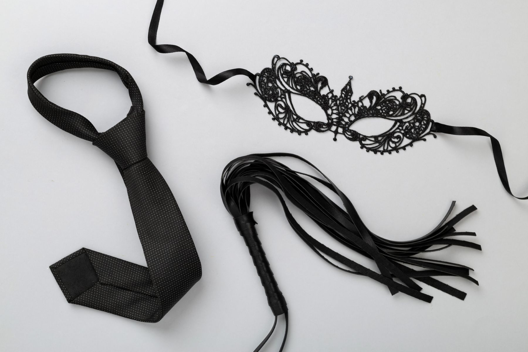 Spanking Peitsche, Krawatte und Maske