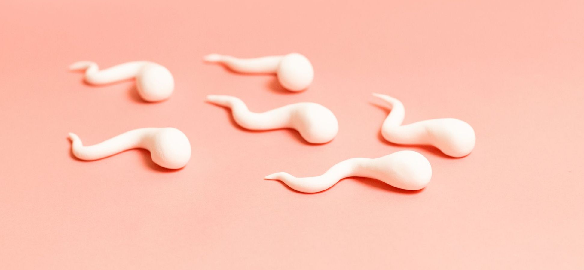Sperma aus Marshmallows auf rosa Hintergrund