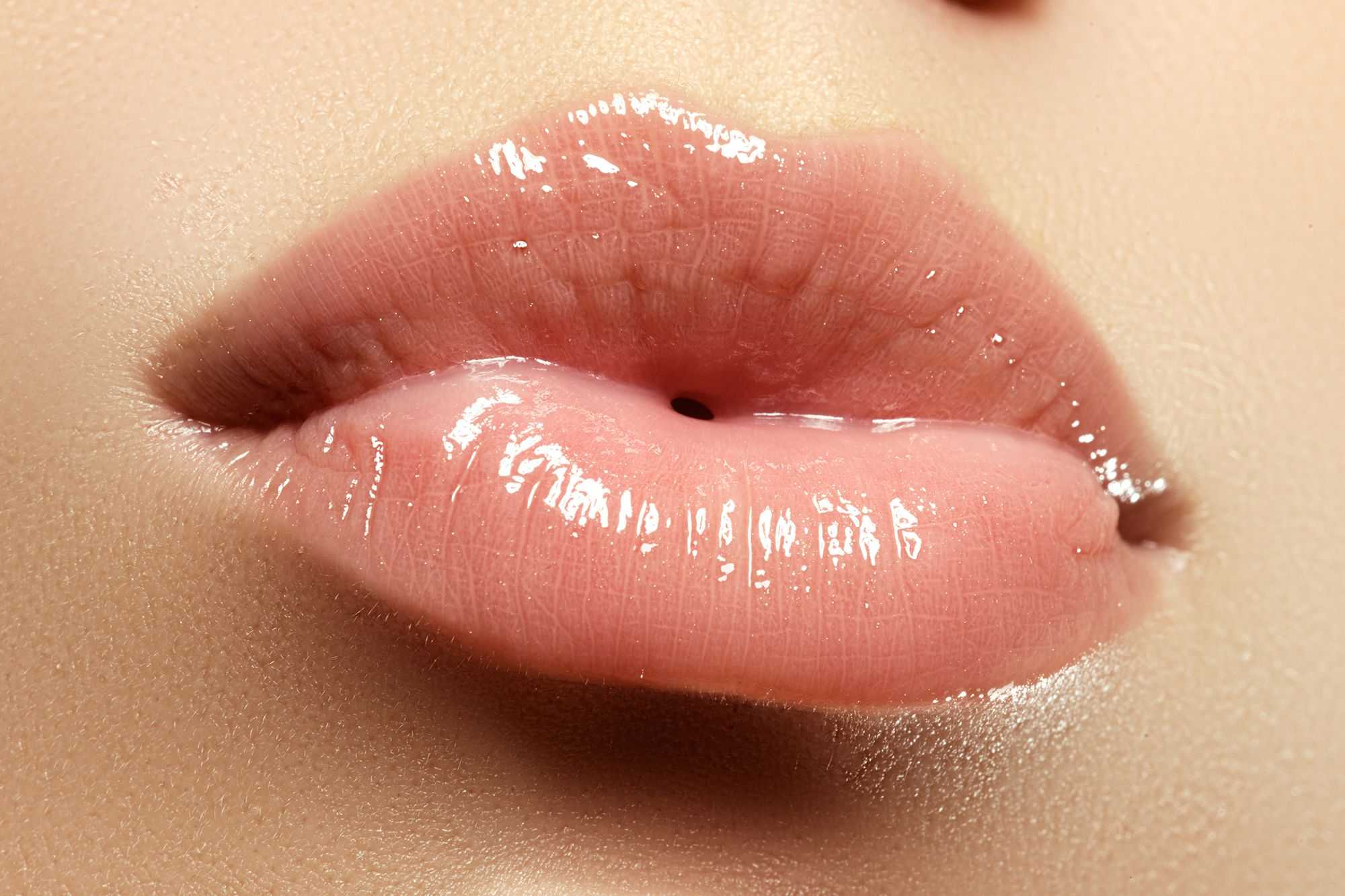 Lippen einer Frau, die glänzen