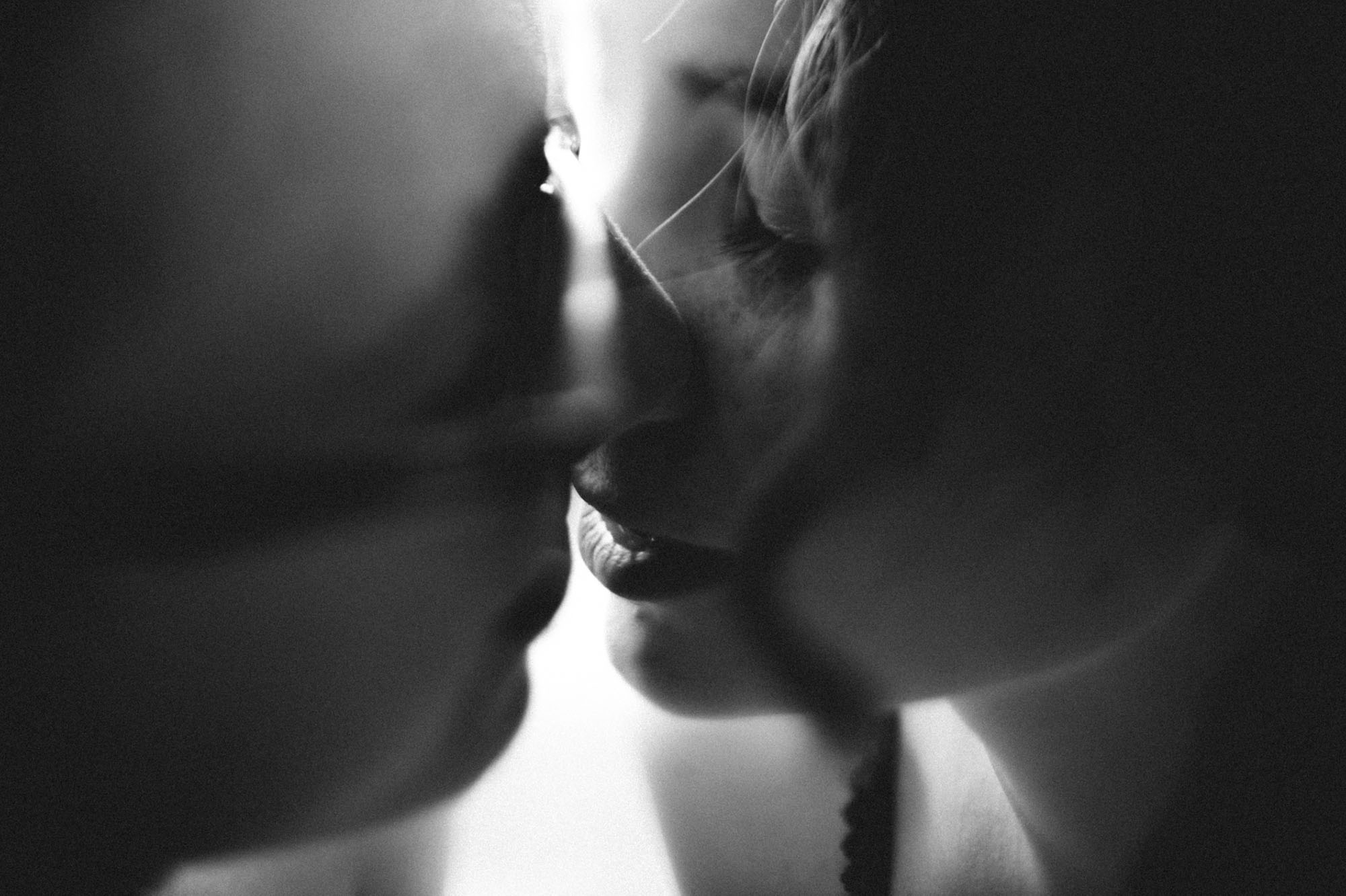 Schwarz-weiß Aufnahme eines sich küssenden Paares