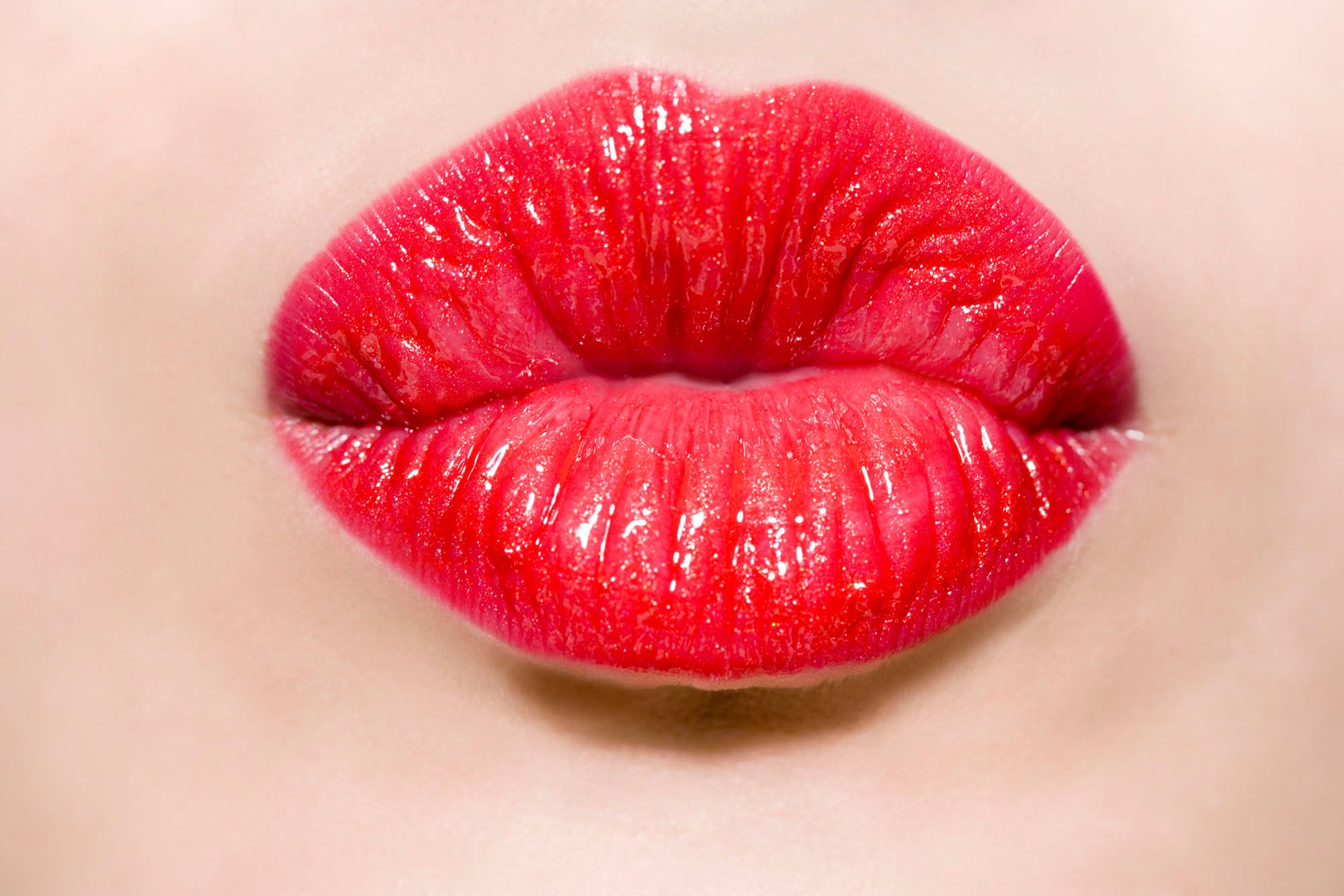 Zum Kuss gespitzte rote Lippen