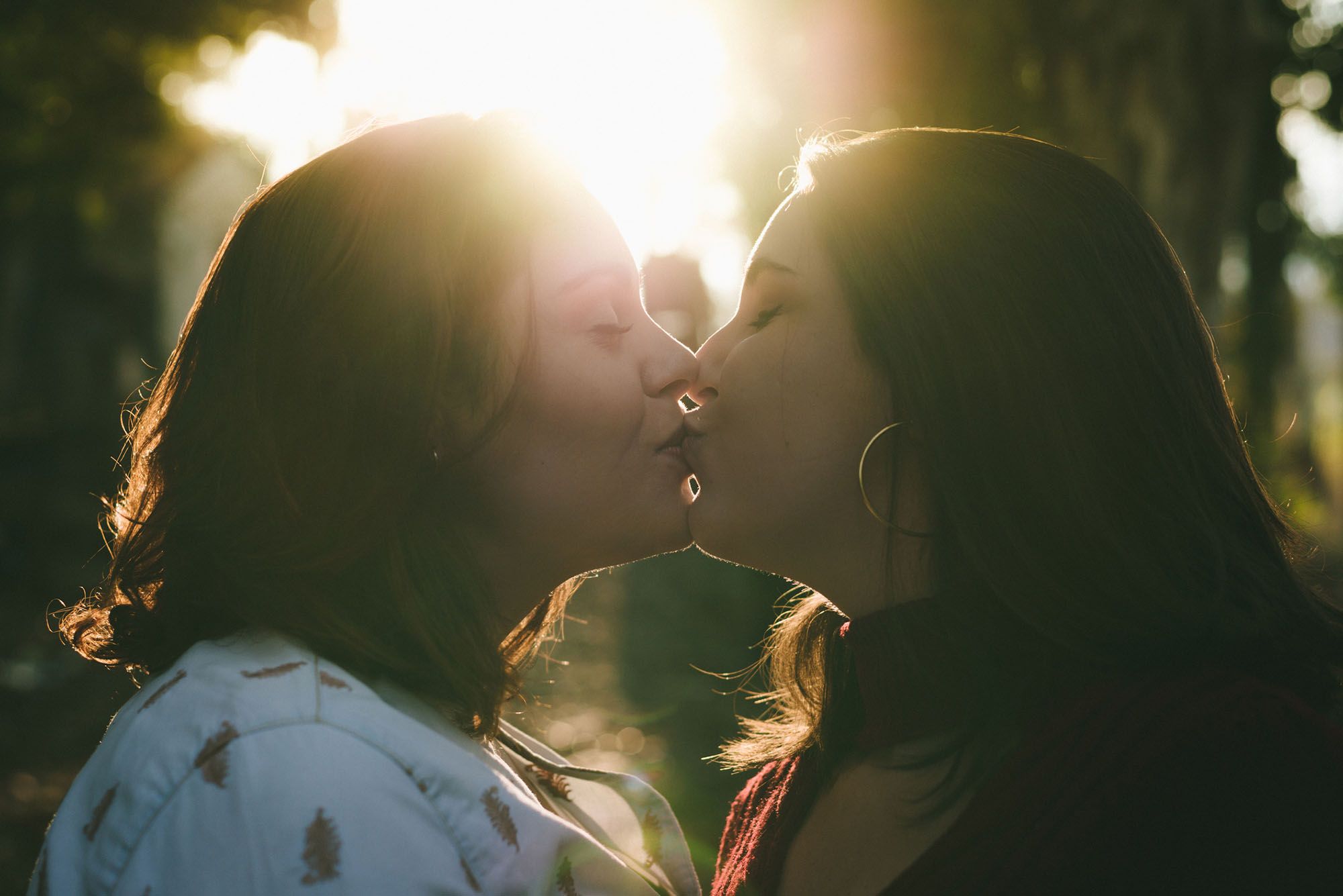 Zwei Frauen küssen sich leidenschaftlich