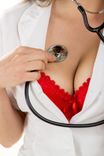 Frau in Unterwäsche und Arztkittel hält sich ein Stethoskop an die Brust