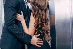 Paar küsst sich im Aufzug