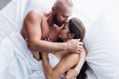 Schwanger durch Petting - Abbildung von einem sich küssenden Paar auf einem Bett.
