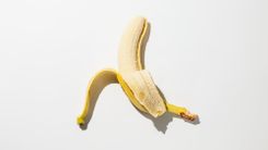 Banane mit geöffneter Schale