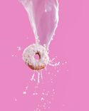 Fett Fetisch - Abbildung von einem glasierten Donut, welcher mit einer weißen Flüssigkeit übergossen wird.