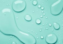 Wassertropfen auf einem blauen Hintergrund
