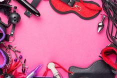 Sexspielzeuge auf pinken Hintergrund