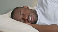 Mann liegt im Bett