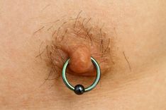 Männliche Brustwarze mit Nippelpiercing