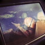 Frau in Unterwäsche beim Sex im Auto