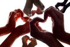 5 Paar Hände, die ein Herz formen