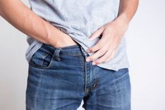 Mann schiebt die Hand in seine Jeans
