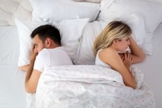 Sexflaute - Abbildung eines Paares, welches voneinander abgewandt im Bett liegt.