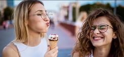 2 Frauen essen Eis und lachen