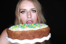 Eine Frau leckt ein Stück Kuchen