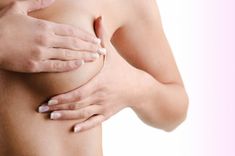 Nahaufnahme einer nackten Frau, die ihre Brust und ihren Nippel mit ihren Händen bedeckt