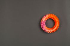 Oranger Cockring auf grauem Hintergrund