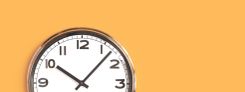 Uhr auf orangenem Hintergrund