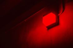 Raum, der von einer roten Lampe beleuchtet wird