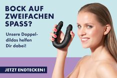Frau mit blonden Haaren und schwarzem Toy in der Hand vor hellblau-lila geteiltem Hintergrund mit blauer Aufschrift