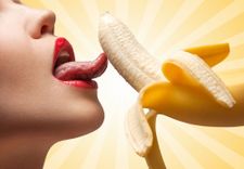 Frau leckt an einer Banane