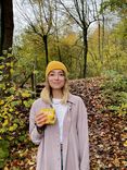 Junge Frau mit Mütze im Wald