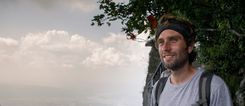 Junger Mann mit Stirnband
