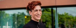 Junger Mann mit roten Haaren