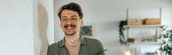 Junger Mann mit dunklen Haaren und Schnurrbart