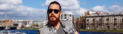 Junger Mann mit Sonnenbrille und Bart