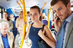 Viele Menschen in einem vollen Bus