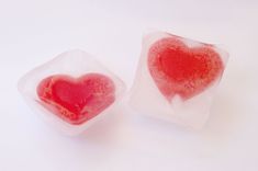 2 Eiswürfel, in denen ein Herz ist