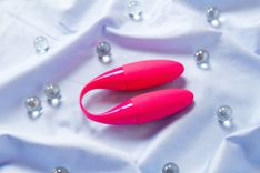 Rotes Sextoy auf einem weißen Stoffhintergrund