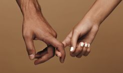 Liebeskummer ohne Beziehung - Abbildung einer männlichen und einer weiblichen Hand, die Zeigefinger sind einander eingehakt- 