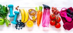 Fitnessgeräte und Obst und Gemüse