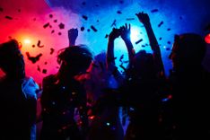 Menschen feiern auf einer Party