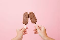 Zwei Eis mit Mandeln vor rosanem Hintergrund