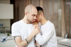 Ein homosexuelles Paar umarmt sich