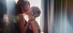 Lesbisches Paar in Dessous küsst sich leidenschaftlich