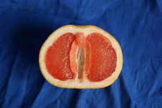 Halbe Orange als Symbol für Vagina und Klitoris