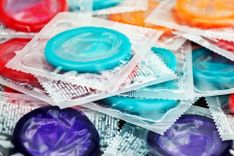 Nahaufnahme von bunten Kondomen