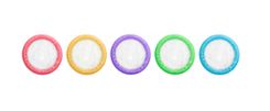 Verschiedenfarbige Kondome liegen in einer Reihe nebeneinander