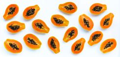 verschiedene halbierte Papayas