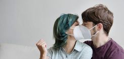 2 Menschen küssen sich mit FFP2-Masken