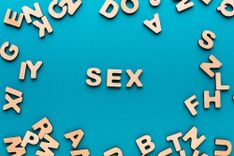 Holzbuchstaben, die das Wort Sex formen